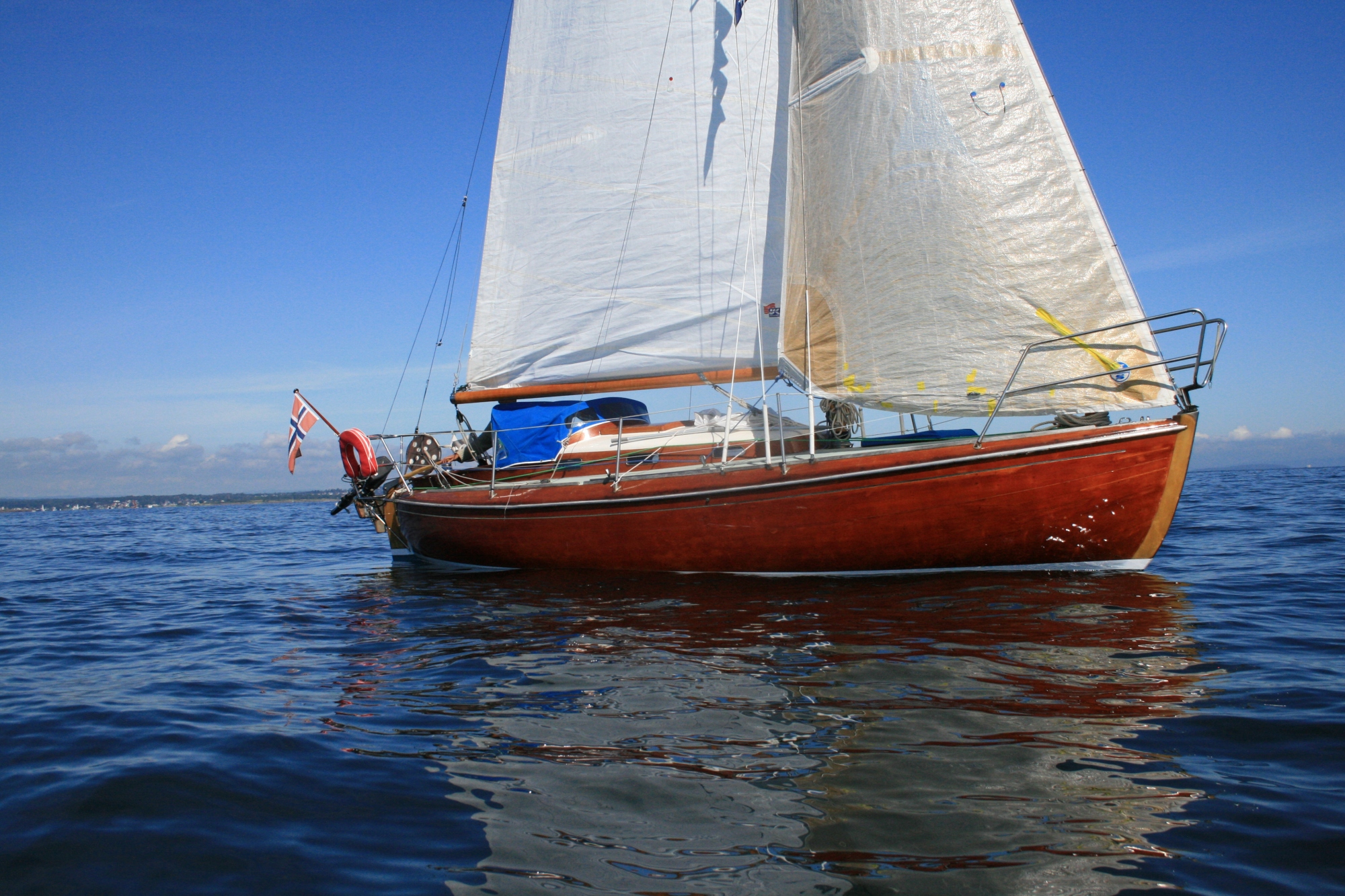 Ethena under seil
